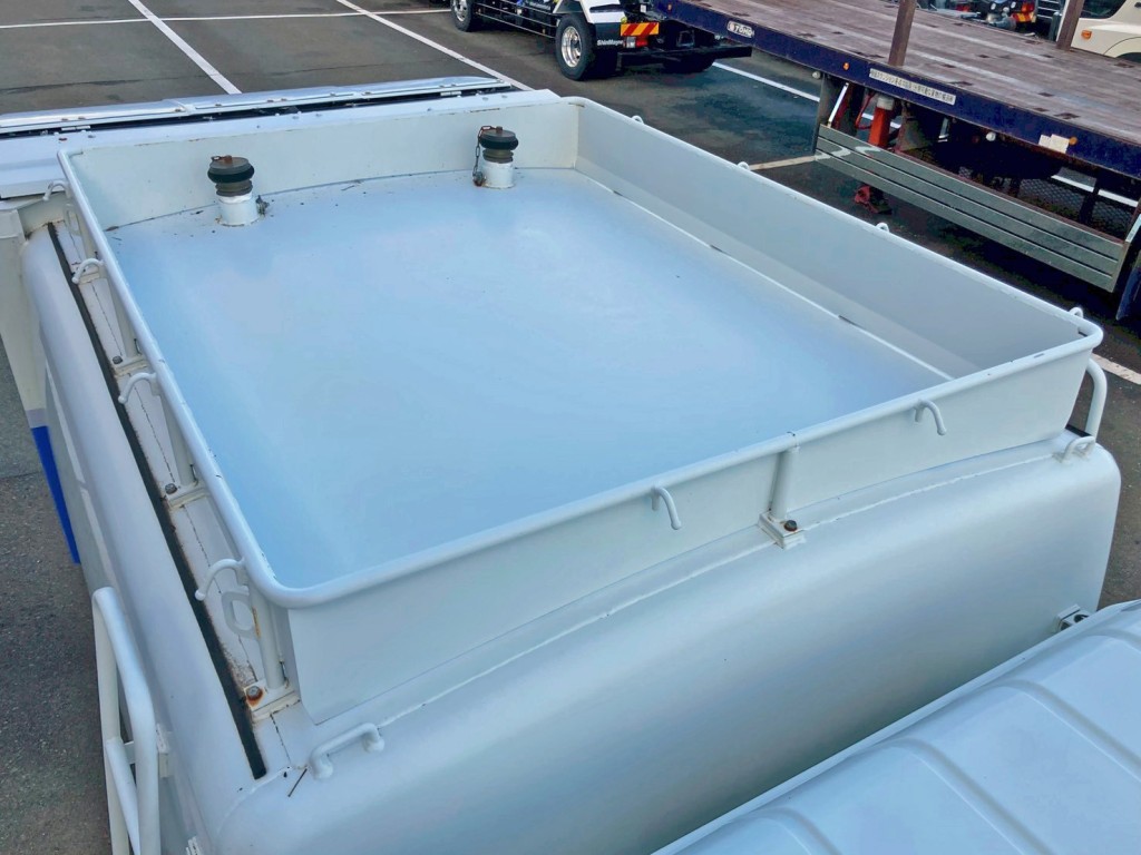 タンク上部にキャリアが付いています。|三菱 キャンター TPG-FEA50(2WD)の写真35