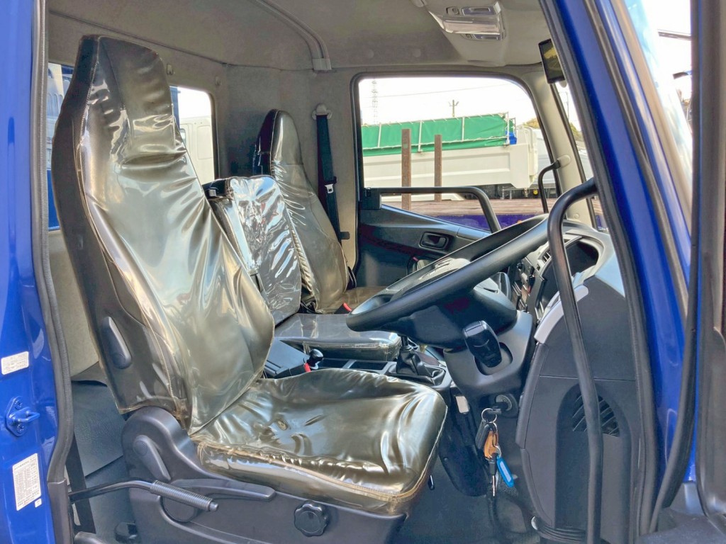 乗車定員は3名です。|三菱 ファイター 2KG-FK72FYの写真7