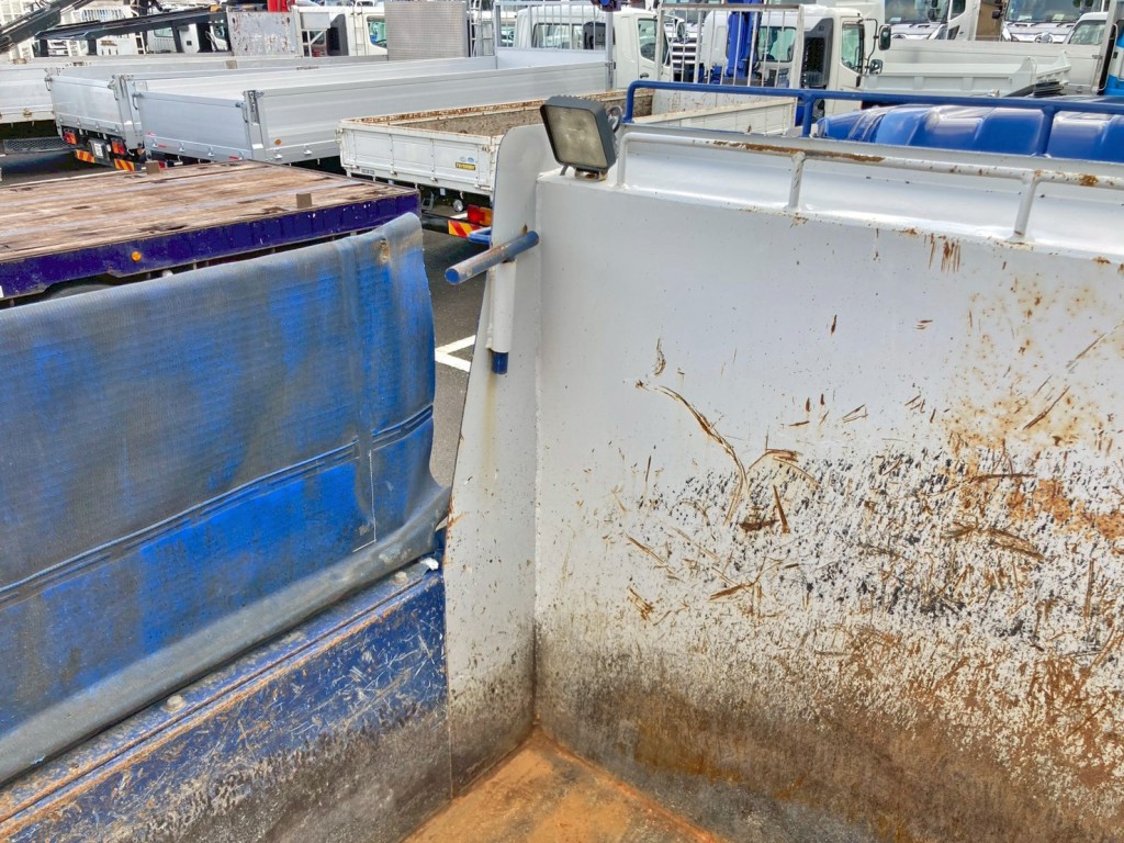 ボディー前方助手席側にコボレーンストッパーが付いています。|三菱 ファイター 2KG-FK72FYの写真13