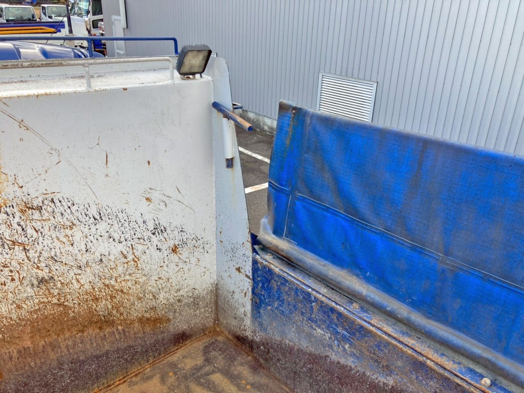 ボディー前方運転席側にコボレーンストッパーが付いています。|三菱 ファイター 2KG-FK72FYの写真14