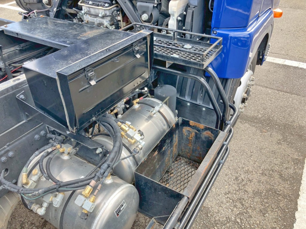 運転席側に工具箱・物入れが付いています。|三菱 ファイター 2KG-FK72FYの写真22