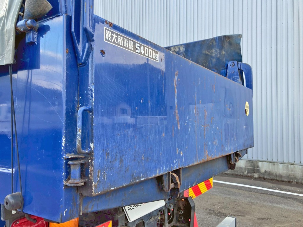 リヤゲートの所々にキズ・ヘコミがあります。(助手席側)|三菱 ファイター 2KG-FK72FYの写真25