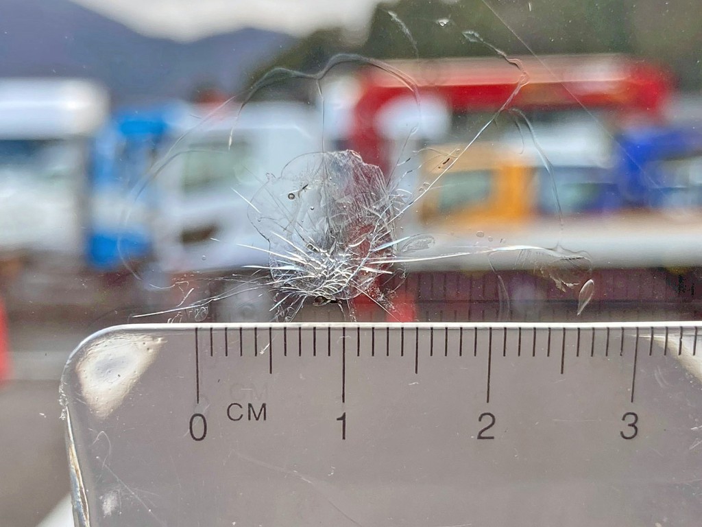 フロントガラスの中央下部に飛び石跡があります。|三菱 ファイター 2KG-FK72FYの写真30