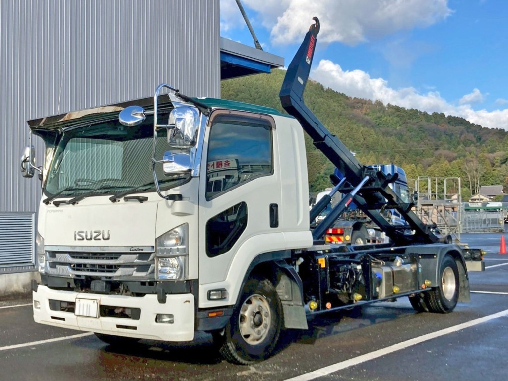 フロントバイザー付きです。|いすゞ フォワード 2RG-FRR90S2(2WD)の写真1