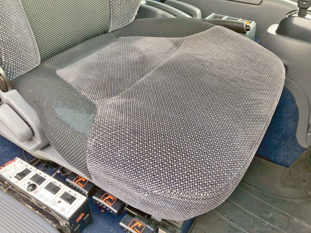 運転席座面にヘタリ・スレがあります。|いすゞ フォワード 2RG-FRR90S2(2WD)の写真8