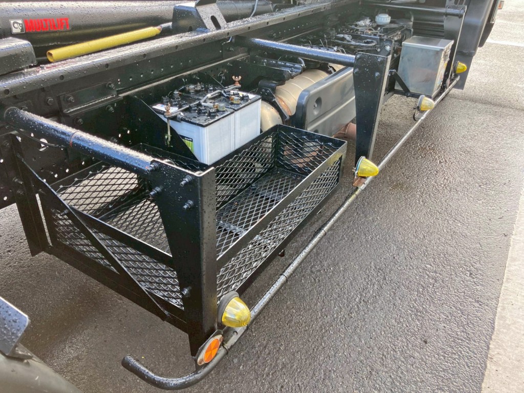 運転席側に物入れが付いています。|いすゞ フォワード 2RG-FRR90S2(2WD)の写真10