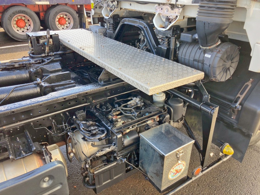 キャブバックに踊り場 及び 運転席側にステンレス製の物入れが付いています。|いすゞ フォワード 2RG-FRR90S2(2WD)の写真11