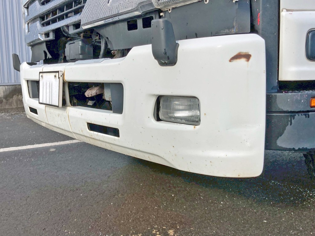 フロントバンパー助手席側にキズ・サビがあります。|いすゞ フォワード 2RG-FRR90S2(2WD)の写真15