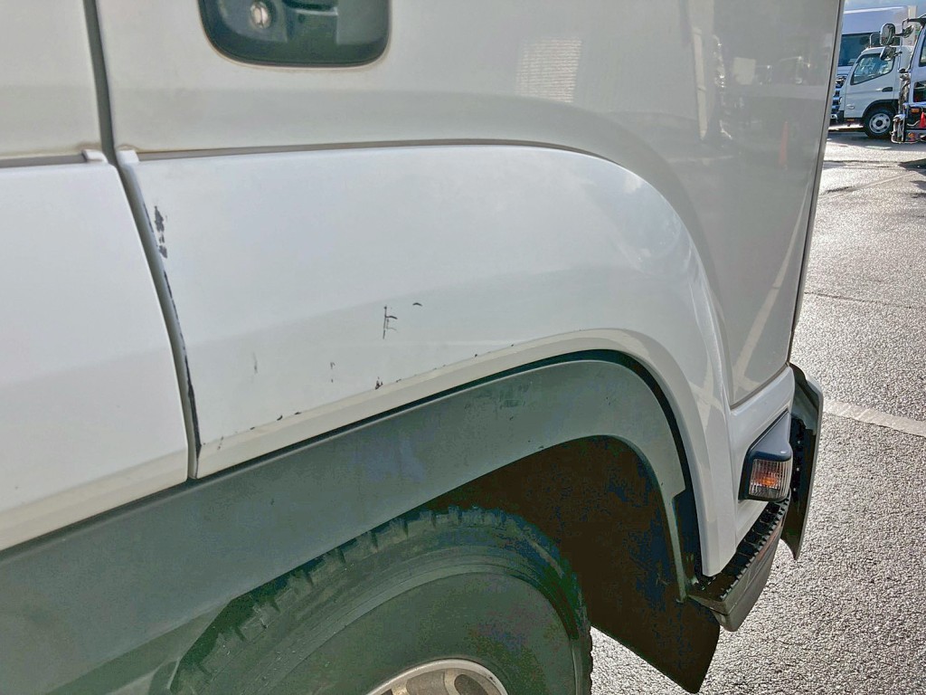 運転席側のフロントフェンダーにキズがあります。|いすゞ フォワード 2RG-FRR90S2(2WD)の写真18