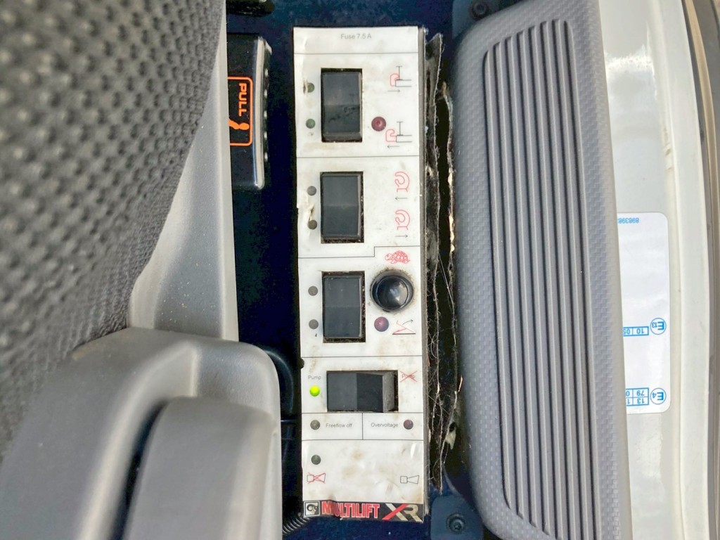 マルチリフトのコントローラーです。|いすゞ フォワード 2RG-FRR90S2(2WD)の写真22