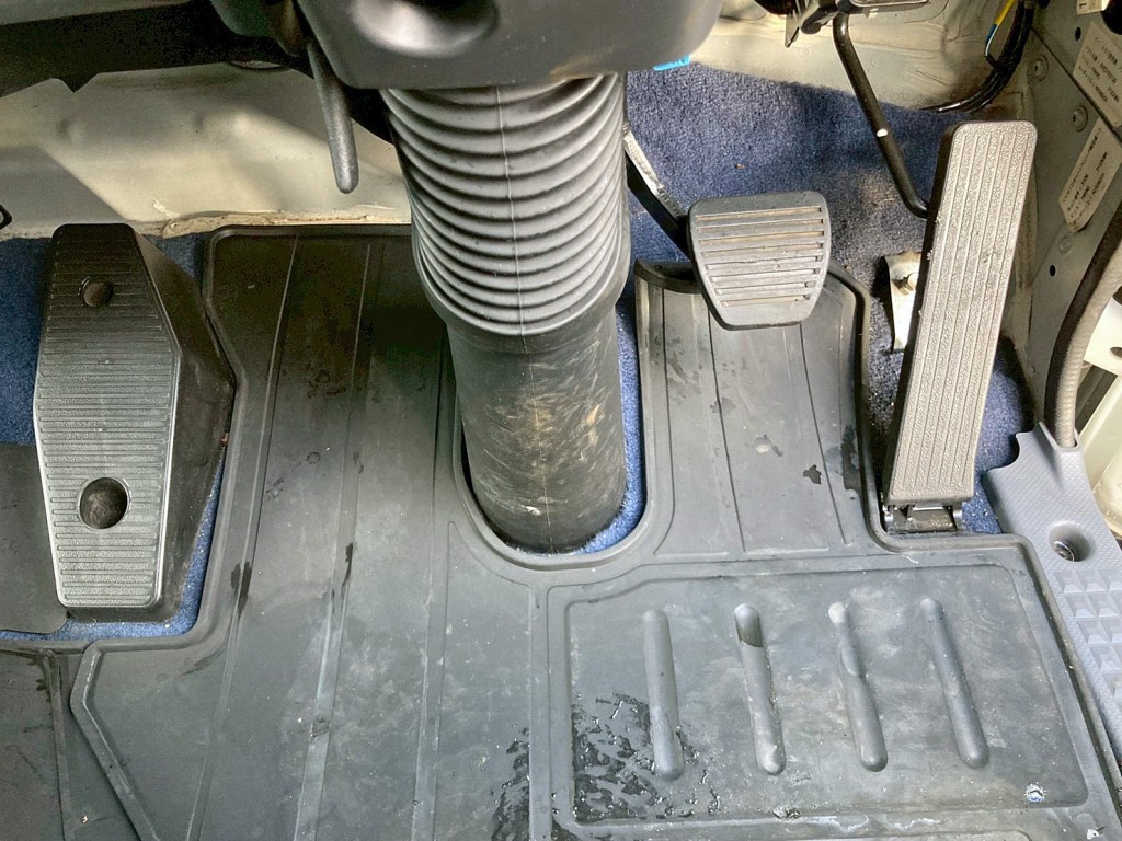 2ペダル仕様です。|いすゞ フォワード 2RG-FRR90S2(2WD)の写真24