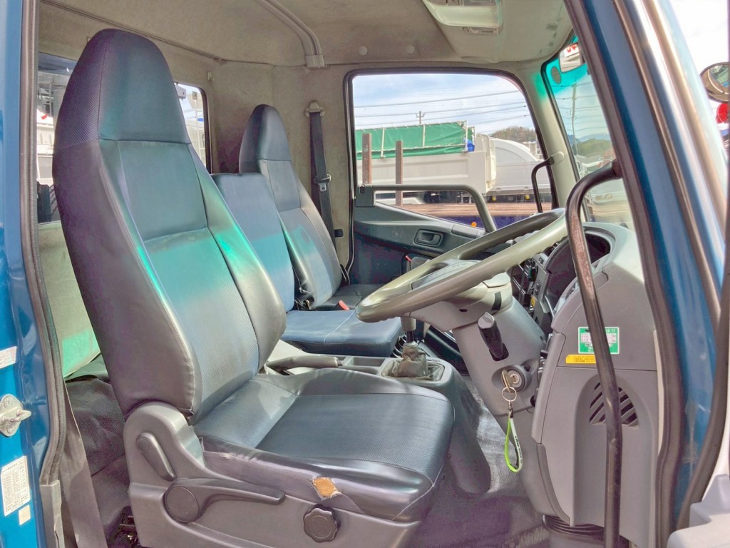 乗車定員は3名です。(ベッドレスキャビンです)|三菱 ファイター TKG-FK71F(2WD)の写真7