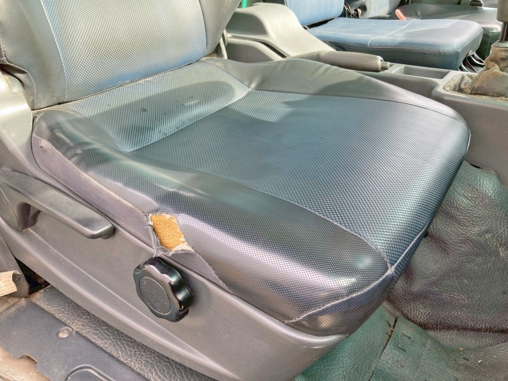 運転席座面にヘタリ・破れがあります。|三菱 ファイター TKG-FK71F(2WD)の写真8
