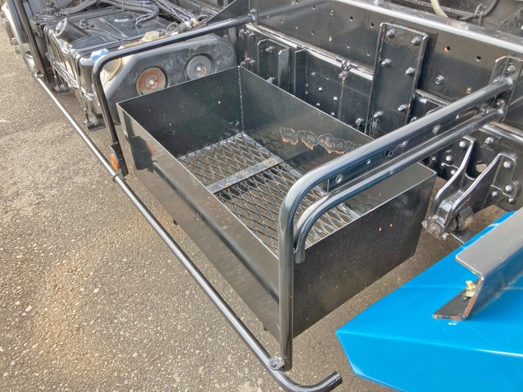 助手席側にりん木入れが付いています。|三菱 ファイター TKG-FK71F(2WD)の写真10