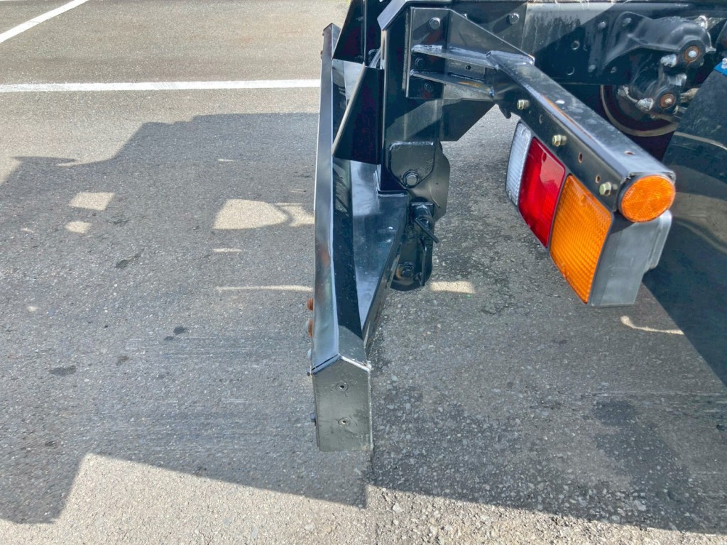 リヤバンパー運転席側に少々曲がりがあります。|三菱 ファイター TKG-FK71F(2WD)の写真12