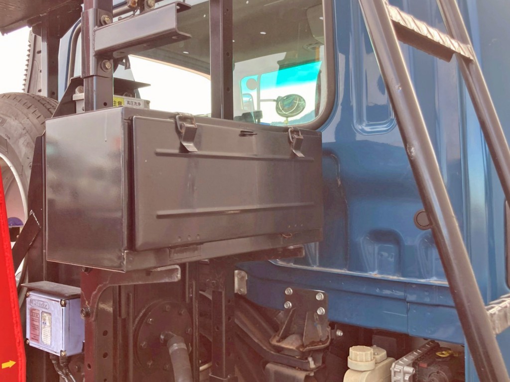 つい立運転席側に工具箱が付いています。|三菱 ファイター TKG-FK71F(2WD)の写真16