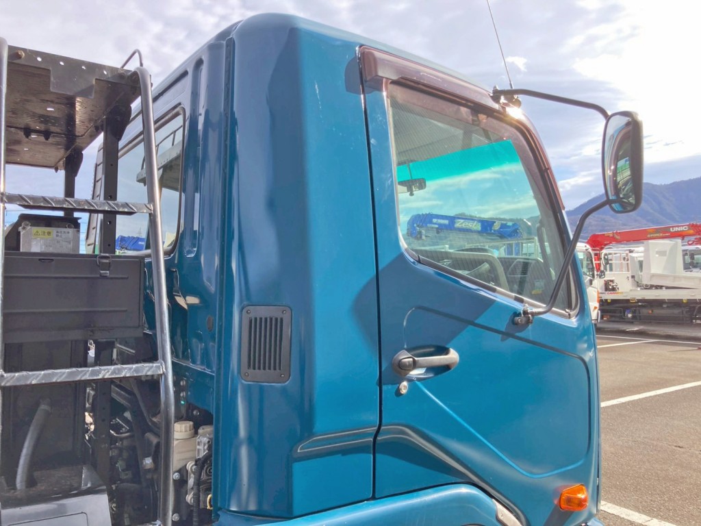 運転席側クォーターパネルに板金跡があります。|三菱 ファイター TKG-FK71F(2WD)の写真17