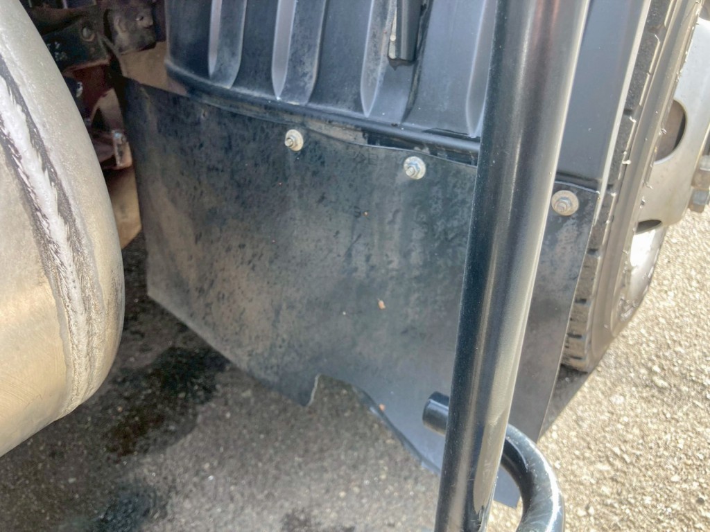 運転席側泥除けシートに破れ・外れ箇所があります。|三菱 ファイター TKG-FK71F(2WD)の写真18