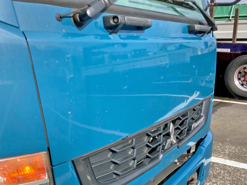 フロントパネルの所々にキズがあります。(運転席側)|三菱 ファイター TKG-FK71F(2WD)の写真19