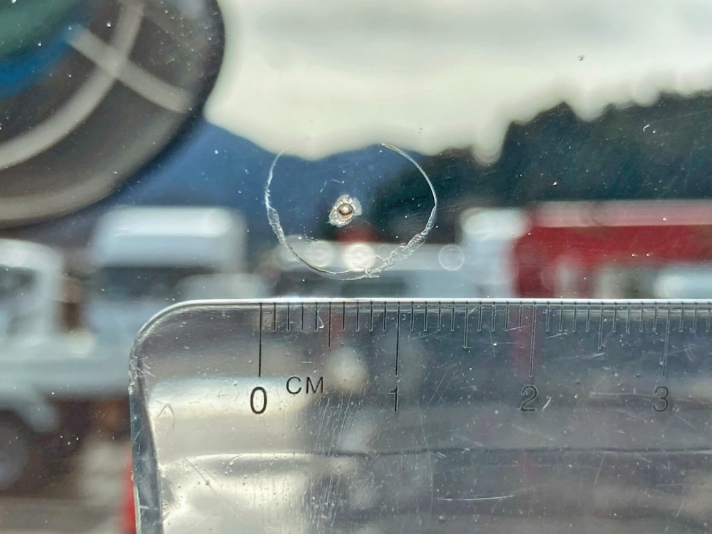 フロントガラスの助手席側上部に飛び石跡があります。|三菱 ファイター TKG-FK71F(2WD)の写真21