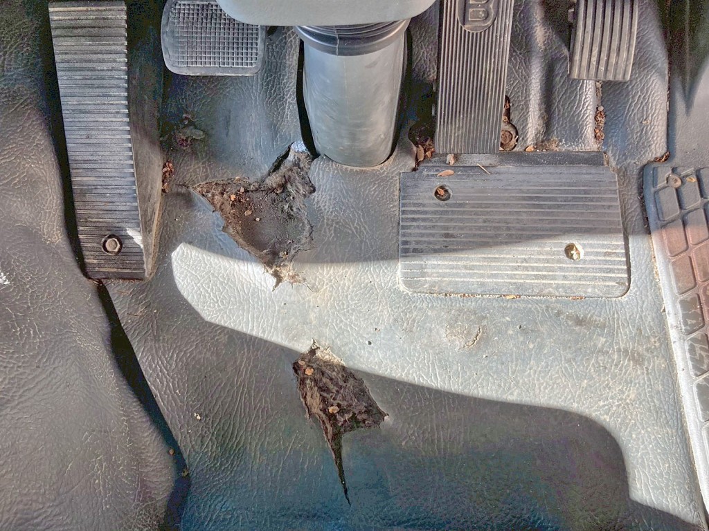 運転席足元にエグレがあります。|三菱 ファイター TKG-FK71F(2WD)の写真26