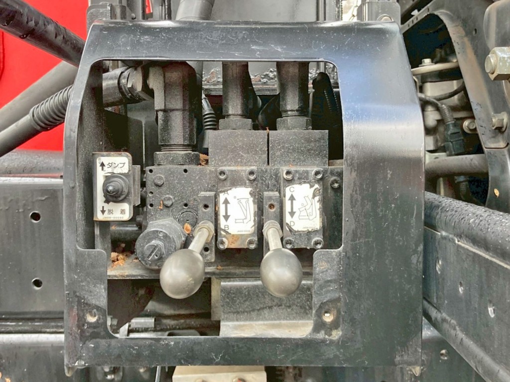 つい立運転席側下部に緊急時用のフックロールの操作レバーが付いています。|三菱 ファイター TKG-FK71F(2WD)の写真29