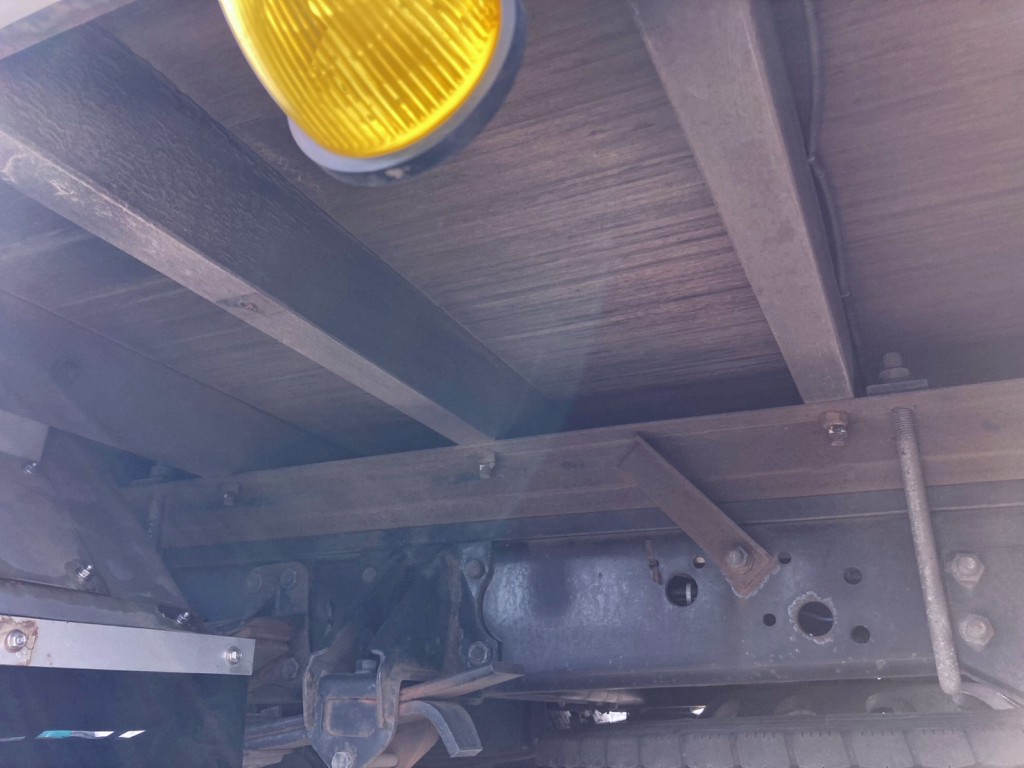 シャーシとネタの状態です。(縦ネタ・横ネタは鉄製です)|いすゞ フォワード 2RG-FRR90S2(2WD)の写真8