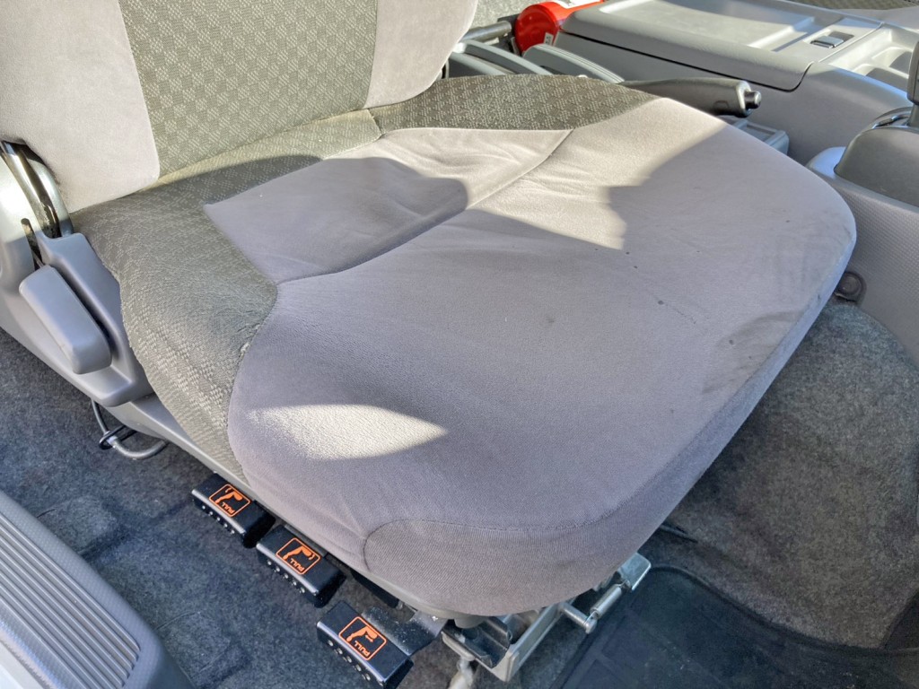 運転席座面にヘタリ・破れがあります。|いすゞ フォワード 2RG-FRR90S2(2WD)の写真10