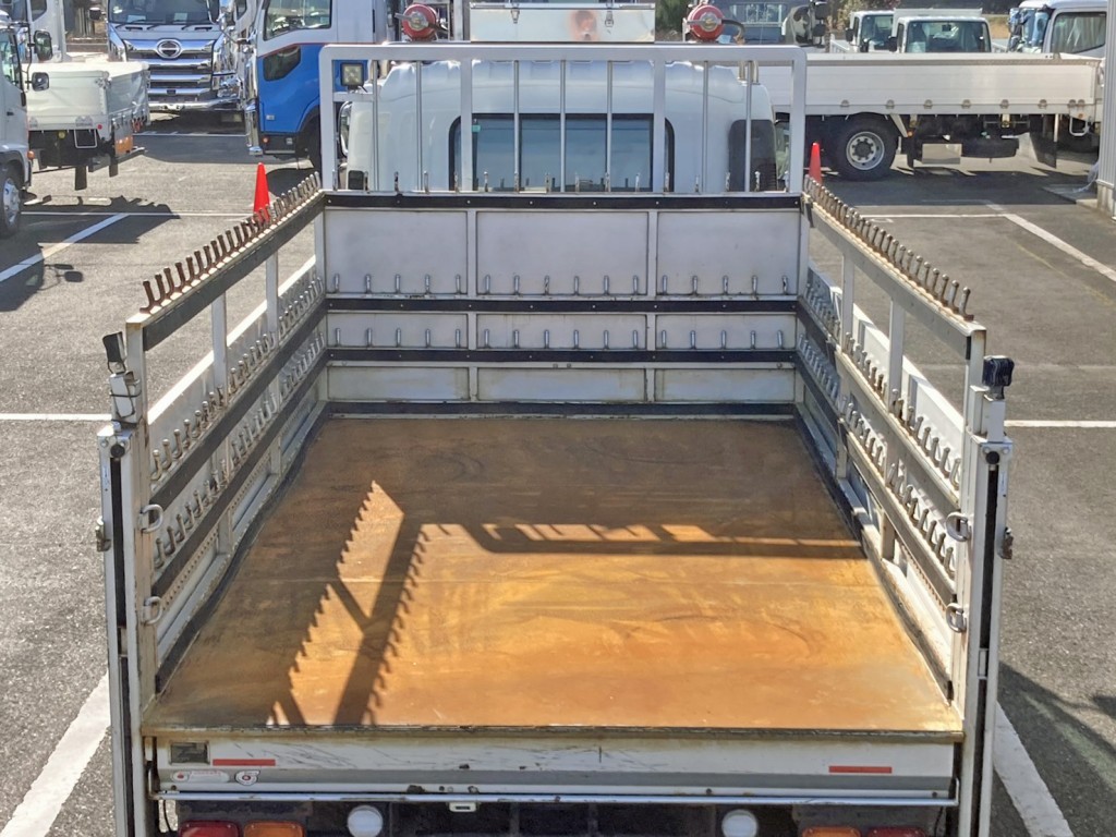 床は鉄板張りです。|いすゞ フォワード 2RG-FRR90S2(2WD)の写真11