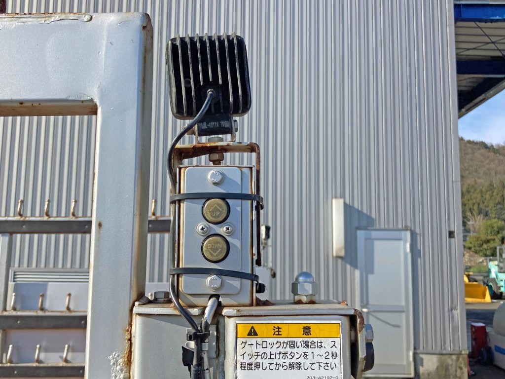 助手席側のゲートの昇降スイッチです。(上部作業灯ステーに割れがあります)|いすゞ フォワード 2RG-FRR90S2(2WD)の写真22