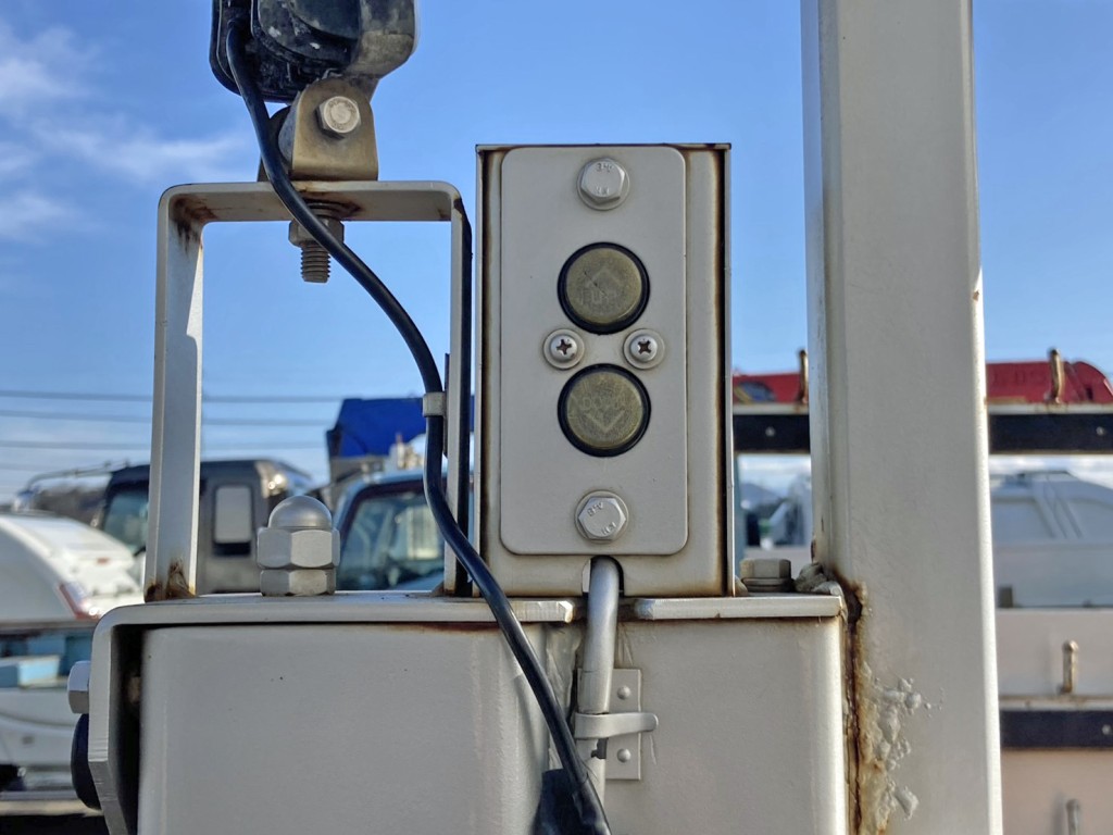 運転席側のゲート昇降スイッチです。|いすゞ フォワード 2RG-FRR90S2(2WD)の写真23