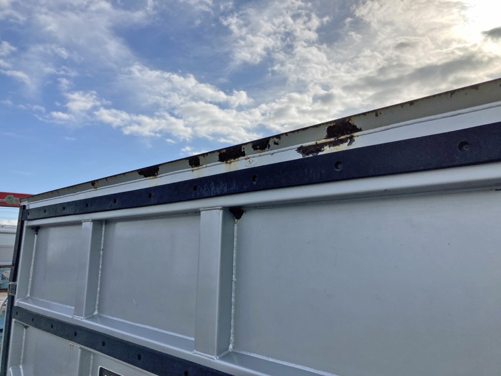 ゲート裏側にサビがあります。|いすゞ フォワード 2RG-FRR90S2(2WD)の写真26