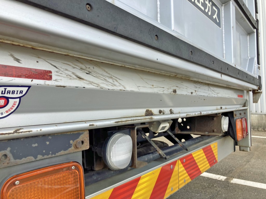 リヤレールにキズ・サビがあります。|いすゞ フォワード 2RG-FRR90S2(2WD)の写真27