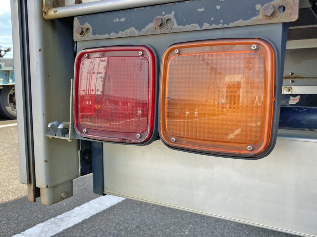 助手席側テール 及び ウインカーレンズに割れがあります。|いすゞ フォワード 2RG-FRR90S2(2WD)の写真28