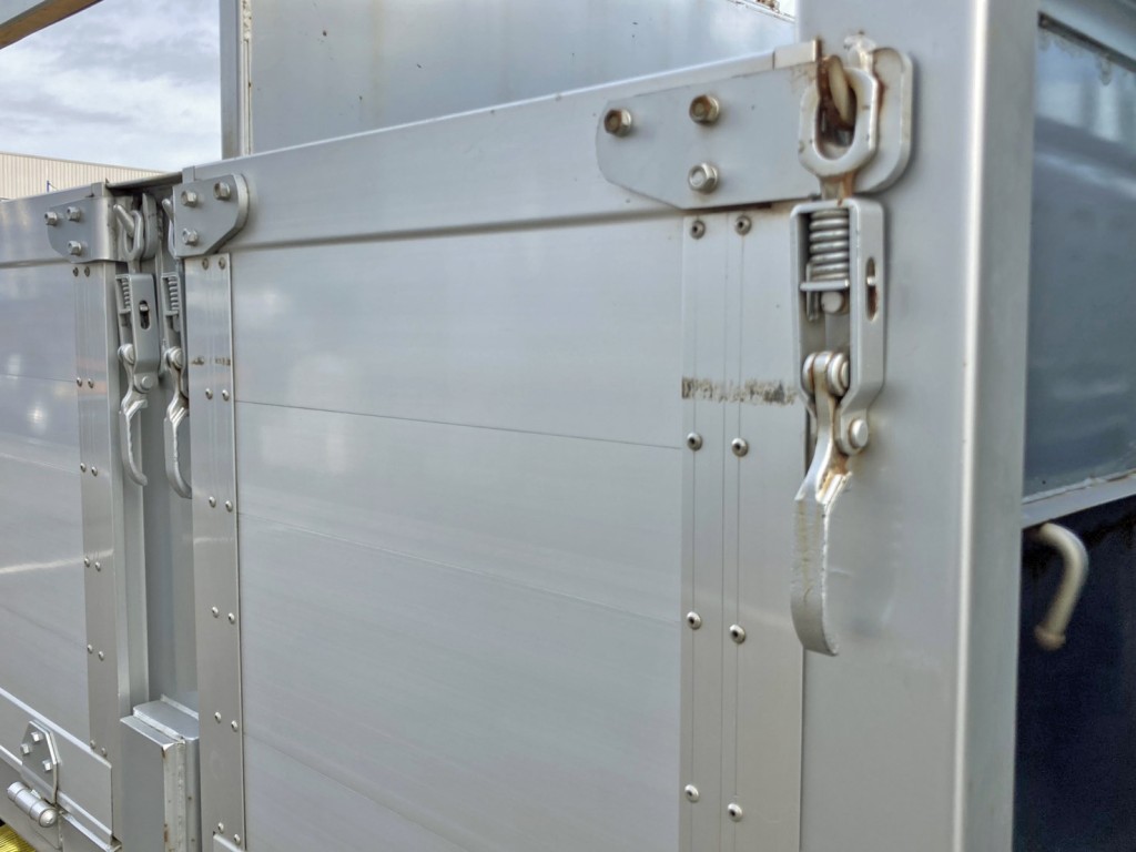 運転席側前方アオリにキズがあります。|いすゞ フォワード 2RG-FRR90S2(2WD)の写真29