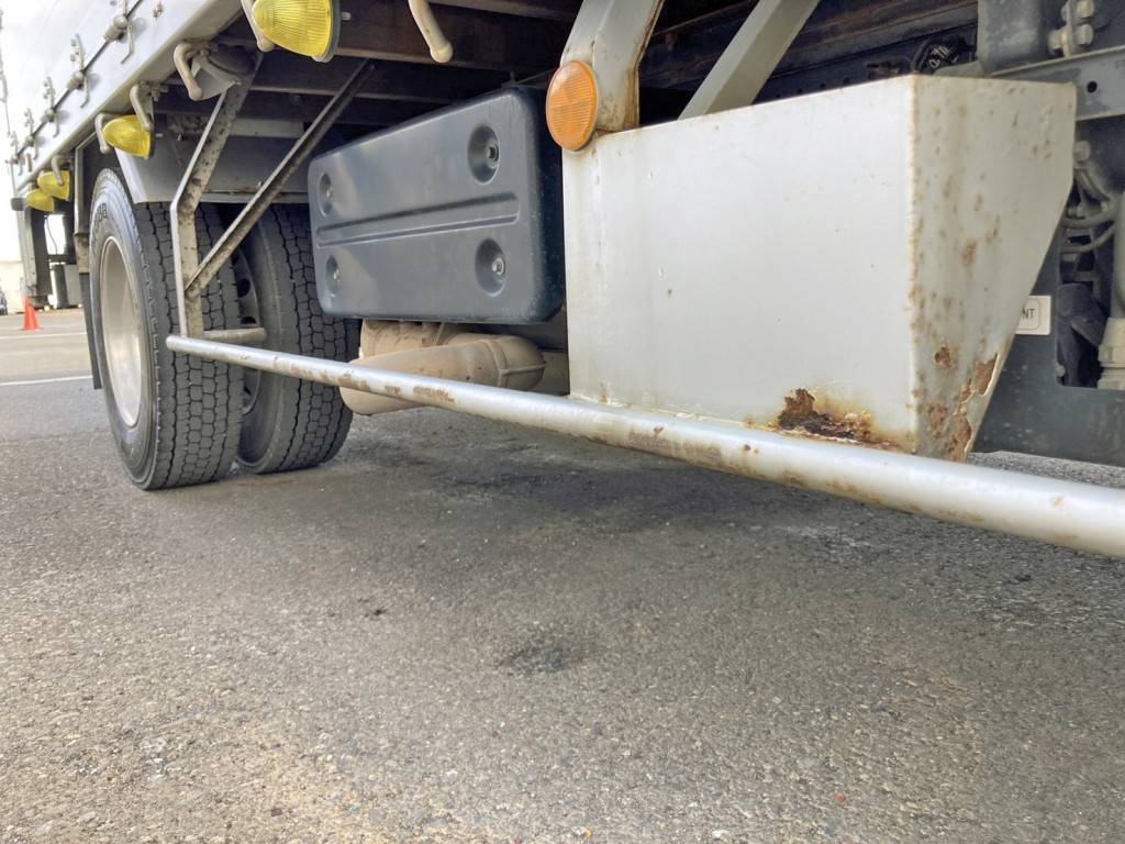 運転席側サイドバンパーにキズ・サビがあります。|いすゞ フォワード 2RG-FRR90S2(2WD)の写真30