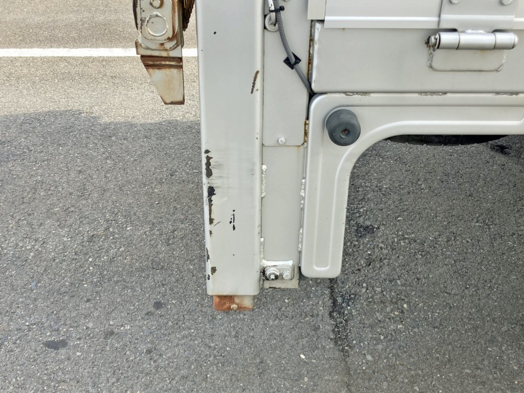 運転席側リヤ柱下部にキズ・サビがあります。|いすゞ フォワード 2RG-FRR90S2(2WD)の写真31