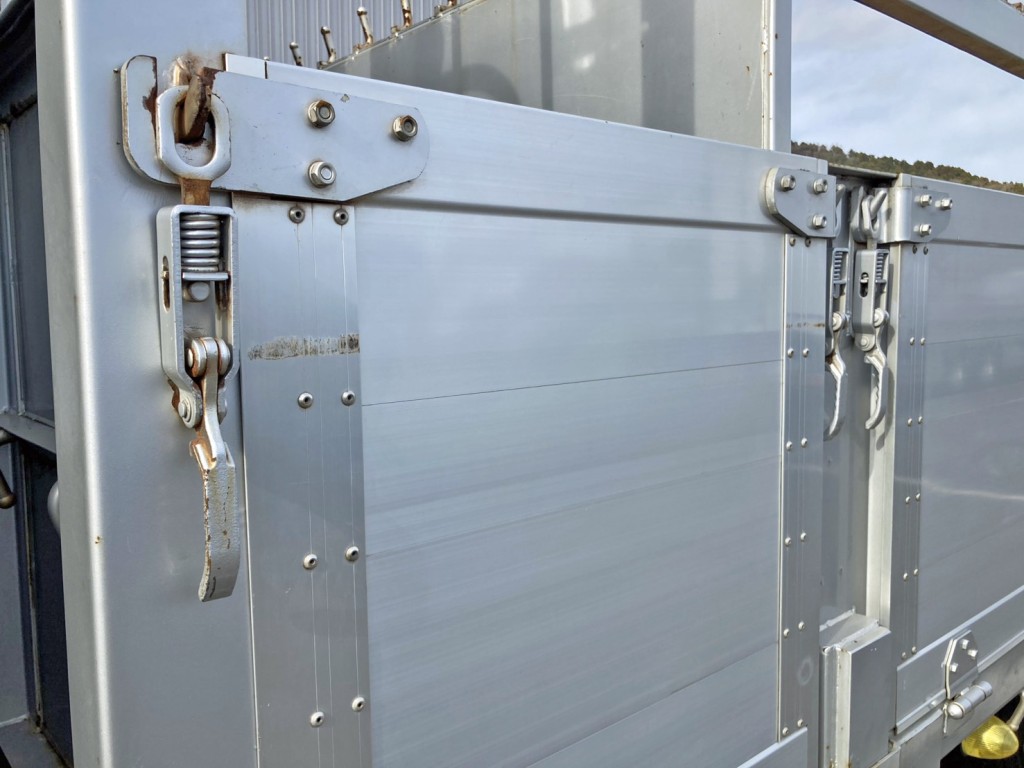 助手席側前方アオリにキズがあります。|いすゞ フォワード 2RG-FRR90S2(2WD)の写真32