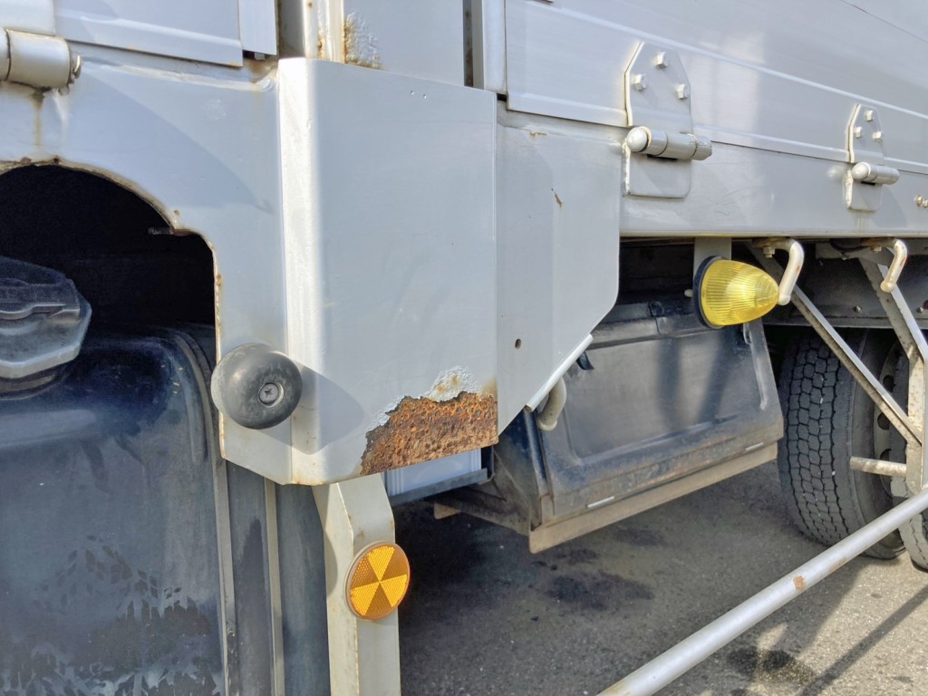 助手席側中柱下部に塗装剝がれ・サビがあります。|いすゞ フォワード 2RG-FRR90S2(2WD)の写真35
