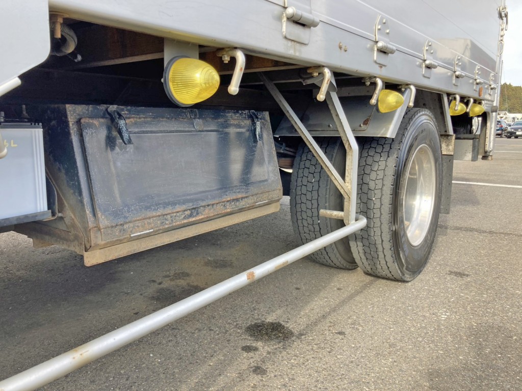 ボディー助手席側中央部に工具箱が付いています。|いすゞ フォワード 2RG-FRR90S2(2WD)の写真36