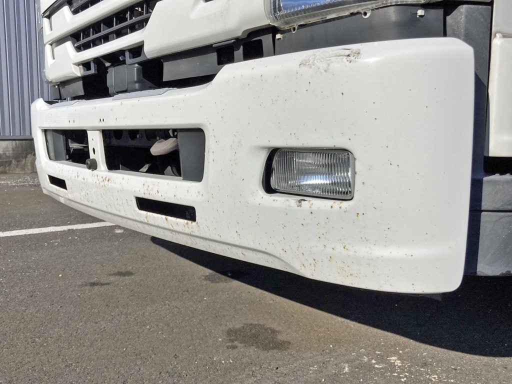 フロントバンパーの所々にキズ・サビがあります。(助手席側)|いすゞ フォワード 2RG-FRR90S2(2WD)の写真37