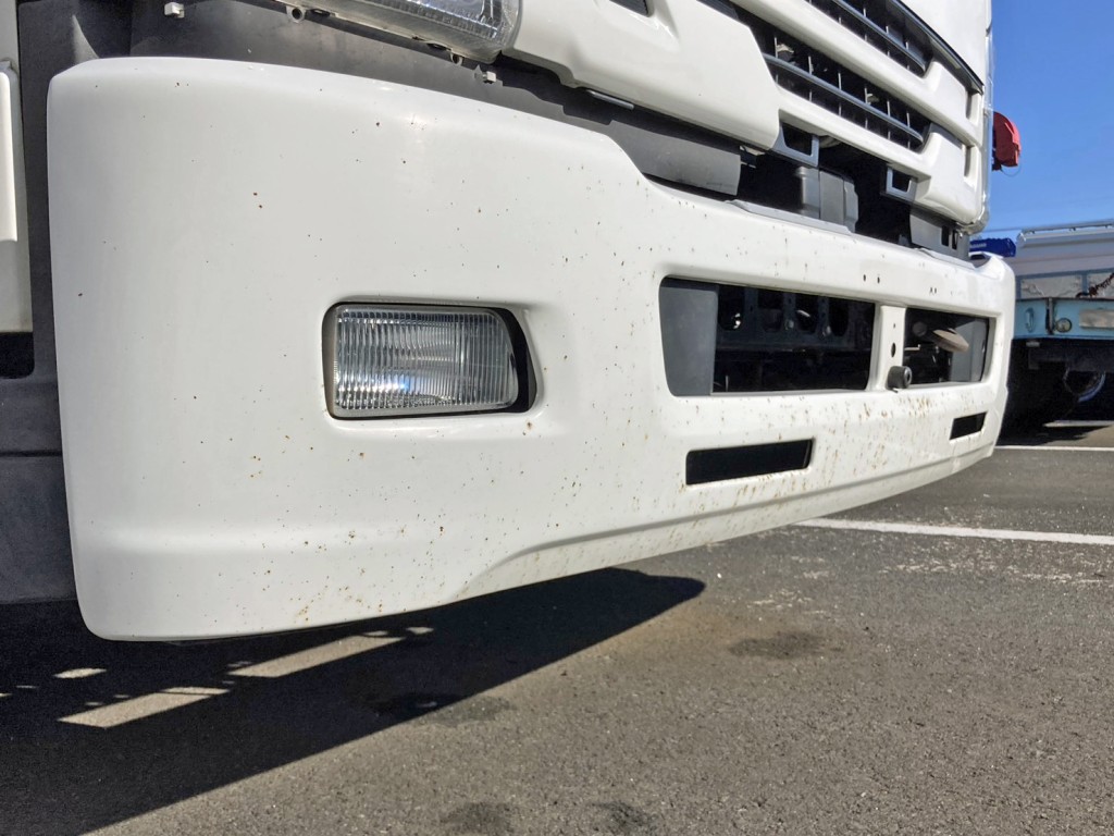 フロントバンパーの所々にキズ・サビがあります。(運転席側)|いすゞ フォワード 2RG-FRR90S2(2WD)の写真38