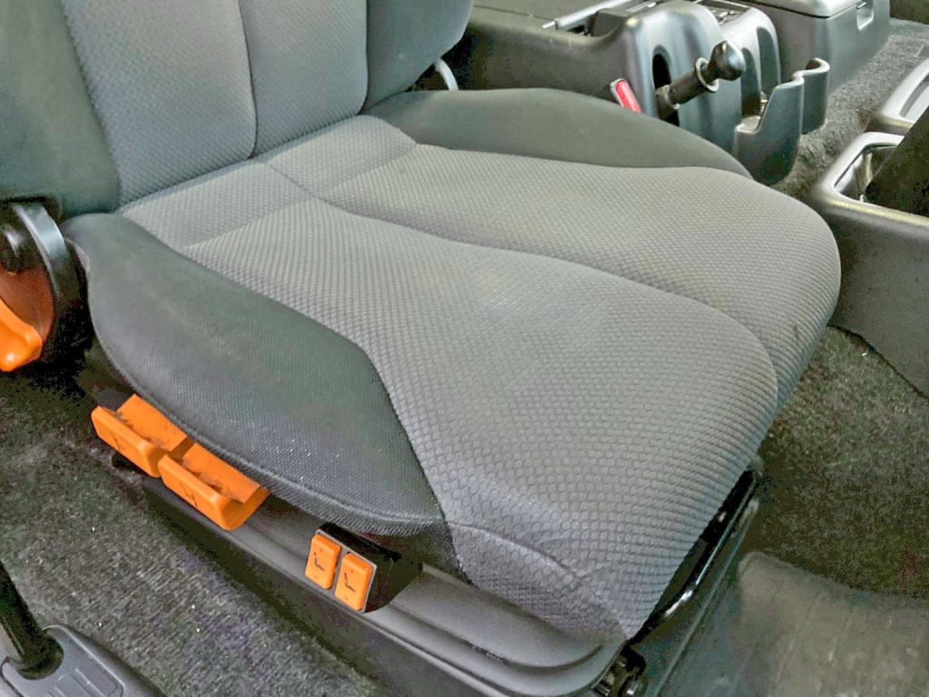 運転席座面にヘタリがあります。|日野 プロフィア QPG-FR1EXEGの写真8