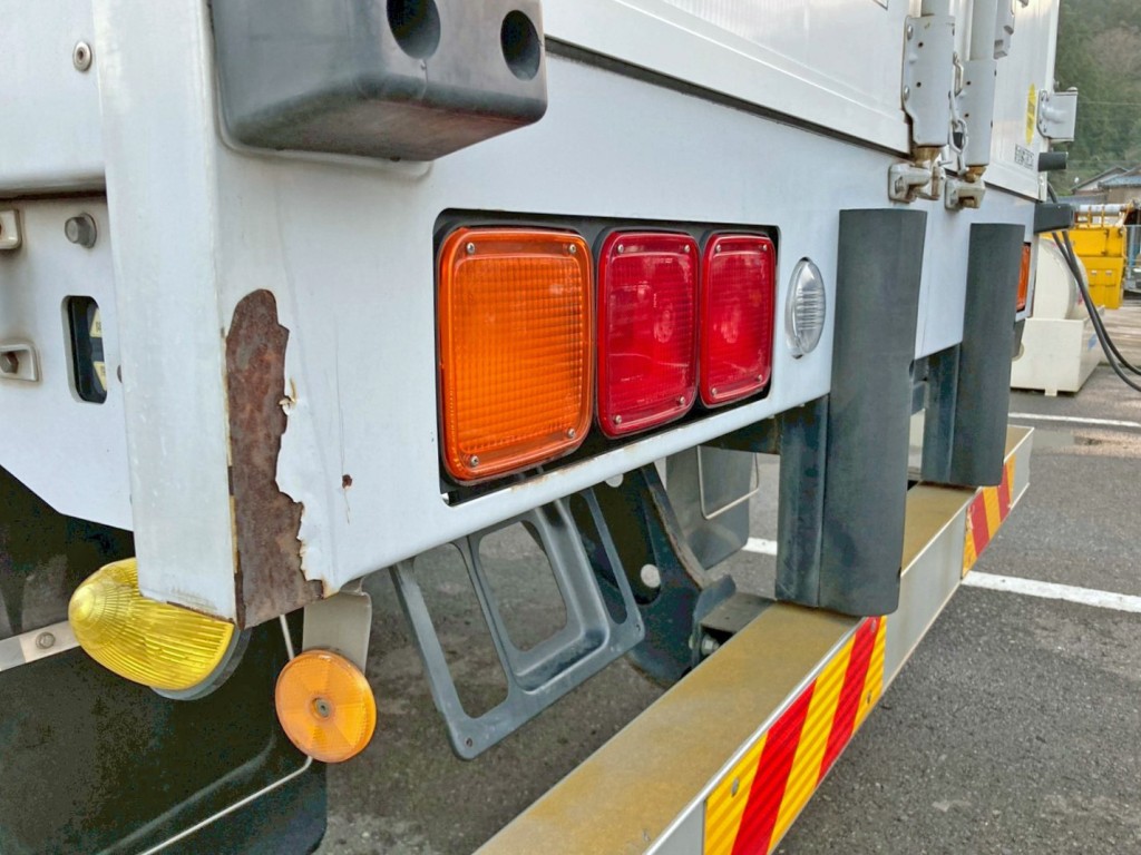 リヤレール助手席側に塗装剝がれがあります。|日野 プロフィア QPG-FR1EXEGの写真15