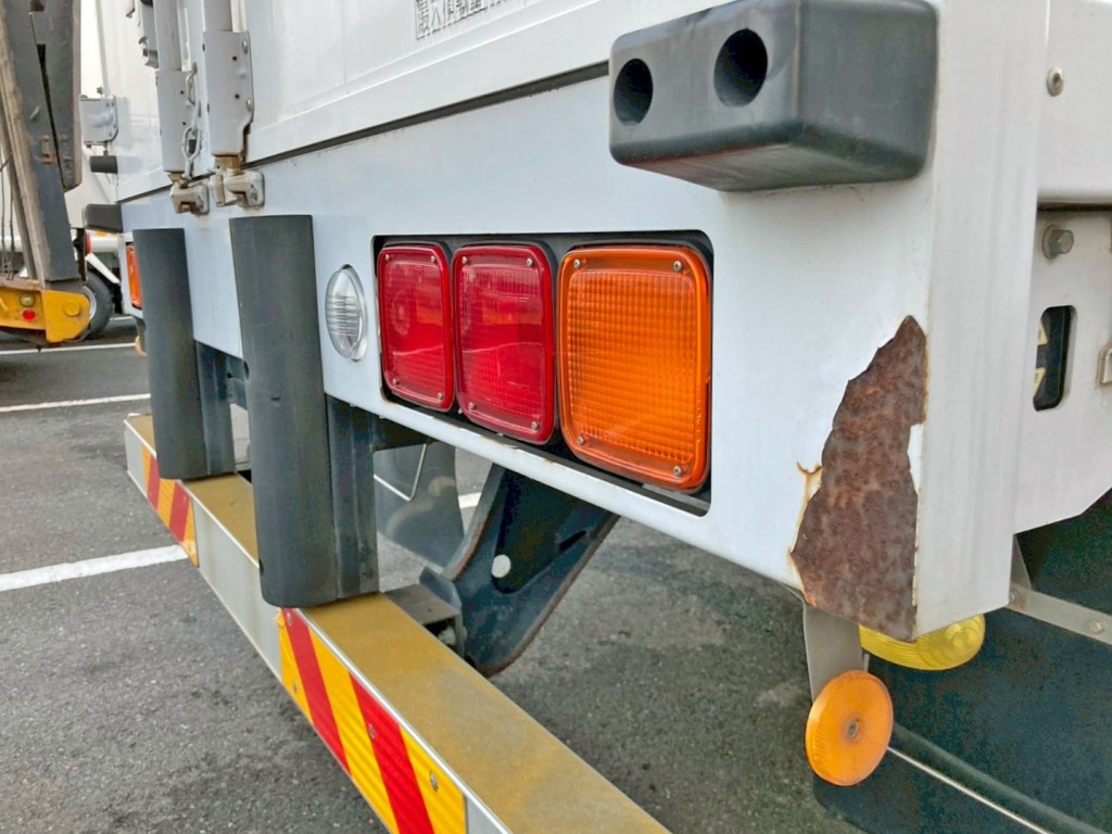 リヤレール運転席側に塗装剝がれがあります。|日野 プロフィア QPG-FR1EXEGの写真16