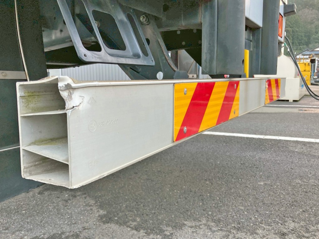 リヤバンパー助手席側に割れ・カバー欠品しています。|日野 プロフィア QPG-FR1EXEGの写真17