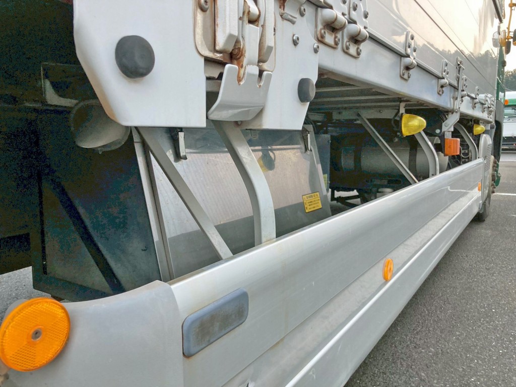 ボディー運転席側中央部にステンレス製の工具箱が付いています。|日野 プロフィア QPG-FR1EXEGの写真19