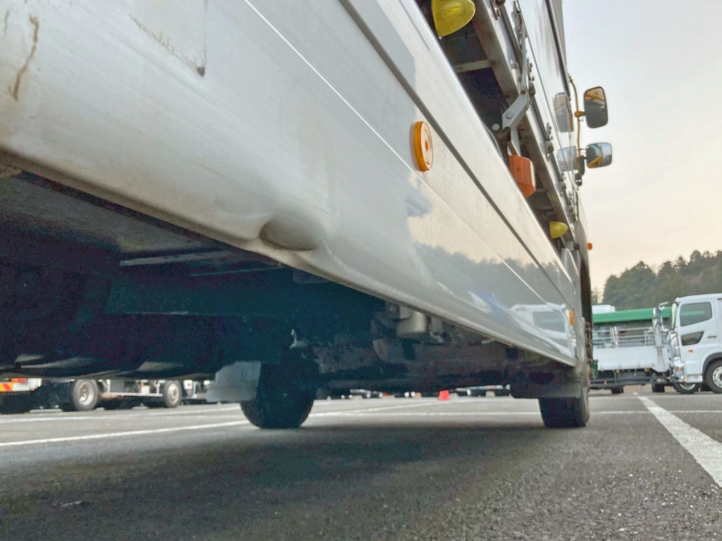 運転席側サイドバンパー下部にヘコミがあります。|日野 プロフィア QPG-FR1EXEGの写真20