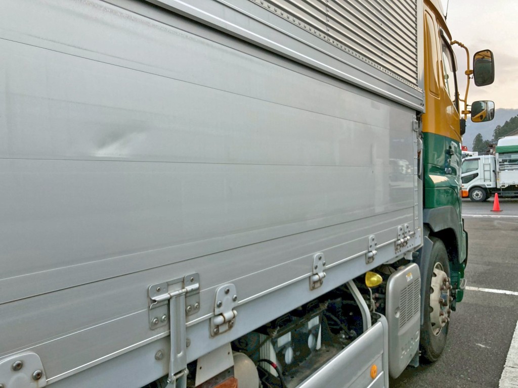 運転席側アオリ前方にヘコミがあります。|日野 プロフィア QPG-FR1EXEGの写真21