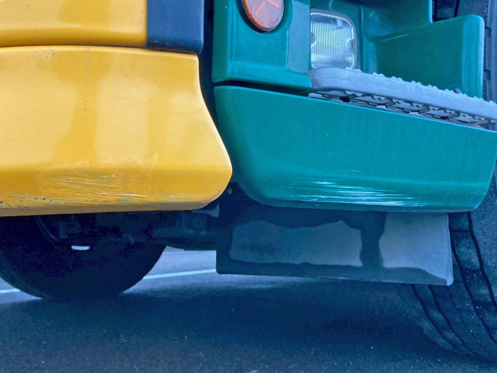 フロントバンパーの助手席側周辺に引きキズがあります。|日野 プロフィア QPG-FR1EXEGの写真23